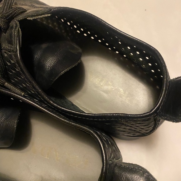 Size 9 1/2 Prada men’s shoes, diamond point style. Worn only a few times - Picture 3 of 9